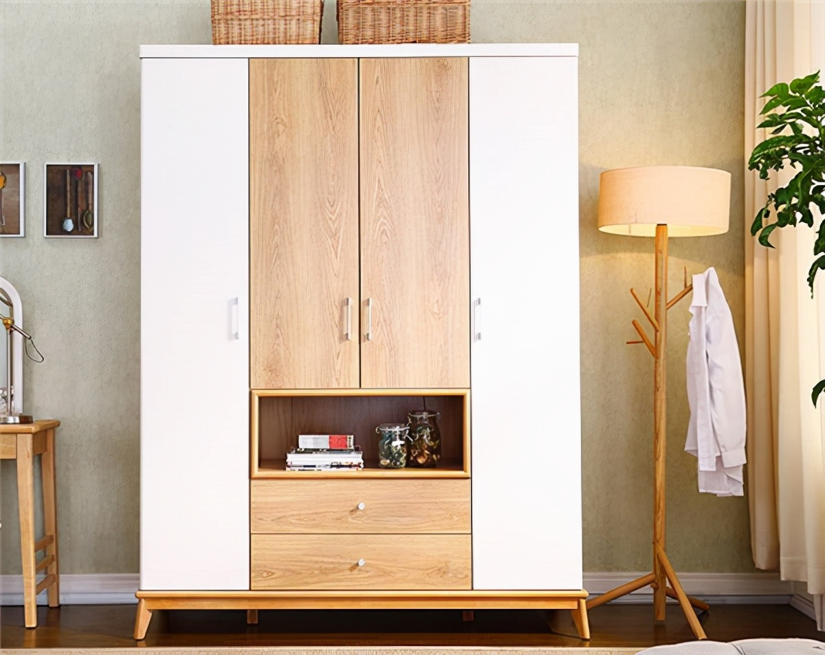 卧室整体定制衣柜与成品衣柜,新房子买成品衣柜还是定制衣柜