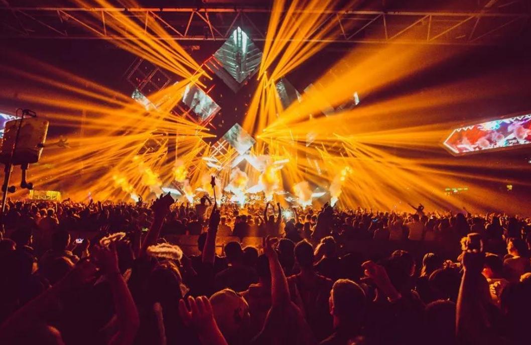 在酒吧要多少钱,在酒吧一次性消费多少