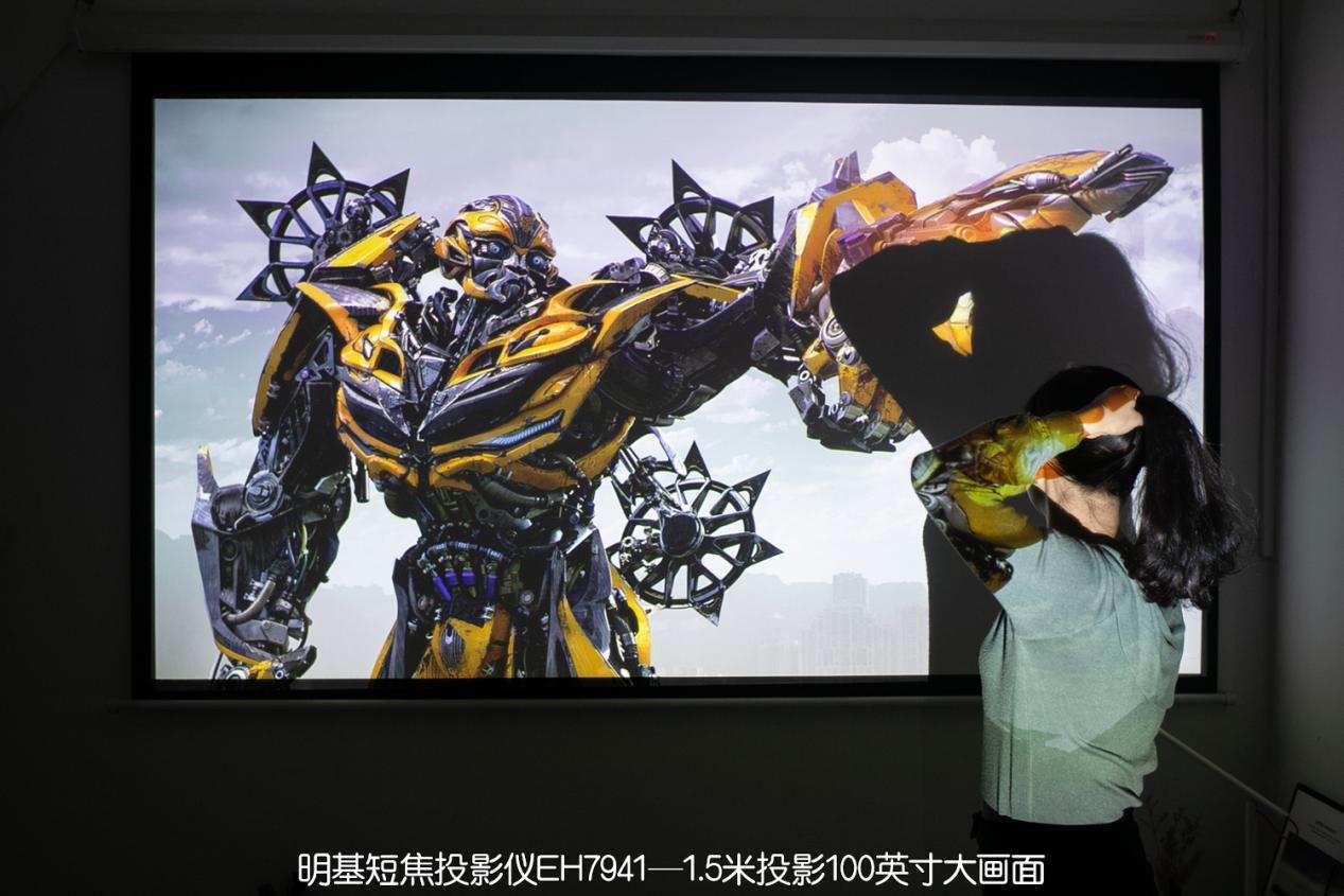 明基适合白天的投影仪选哪款,千万别买300的投影机