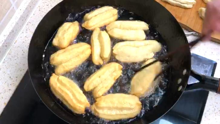 1斤面2个鸡蛋炸油条的配方,只用面粉和鸡蛋在家就能炸油条
