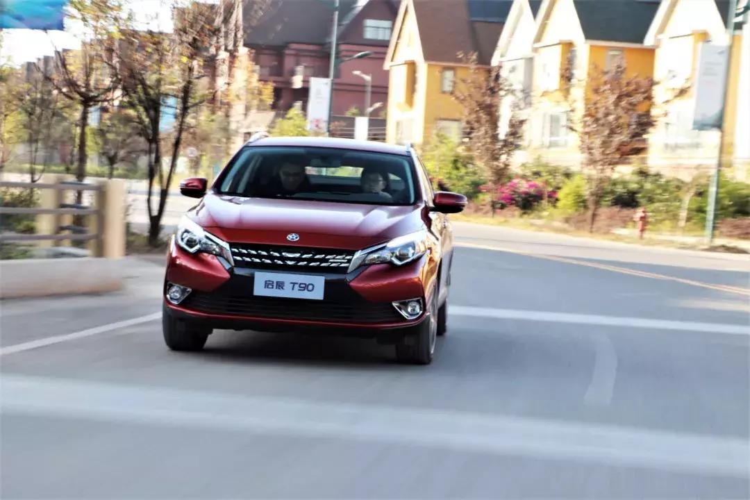 与这台跨界SUV一起，看天空的蓝，看远处的山