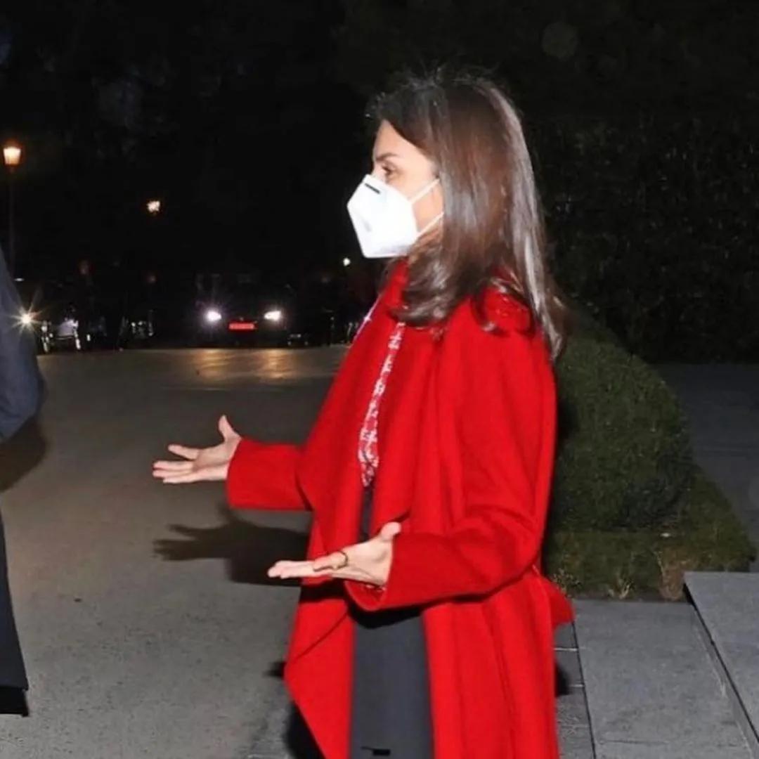 以女主人宫殿内接客，莱后红衣似火热情洋溢，全身旧衣成节俭标兵