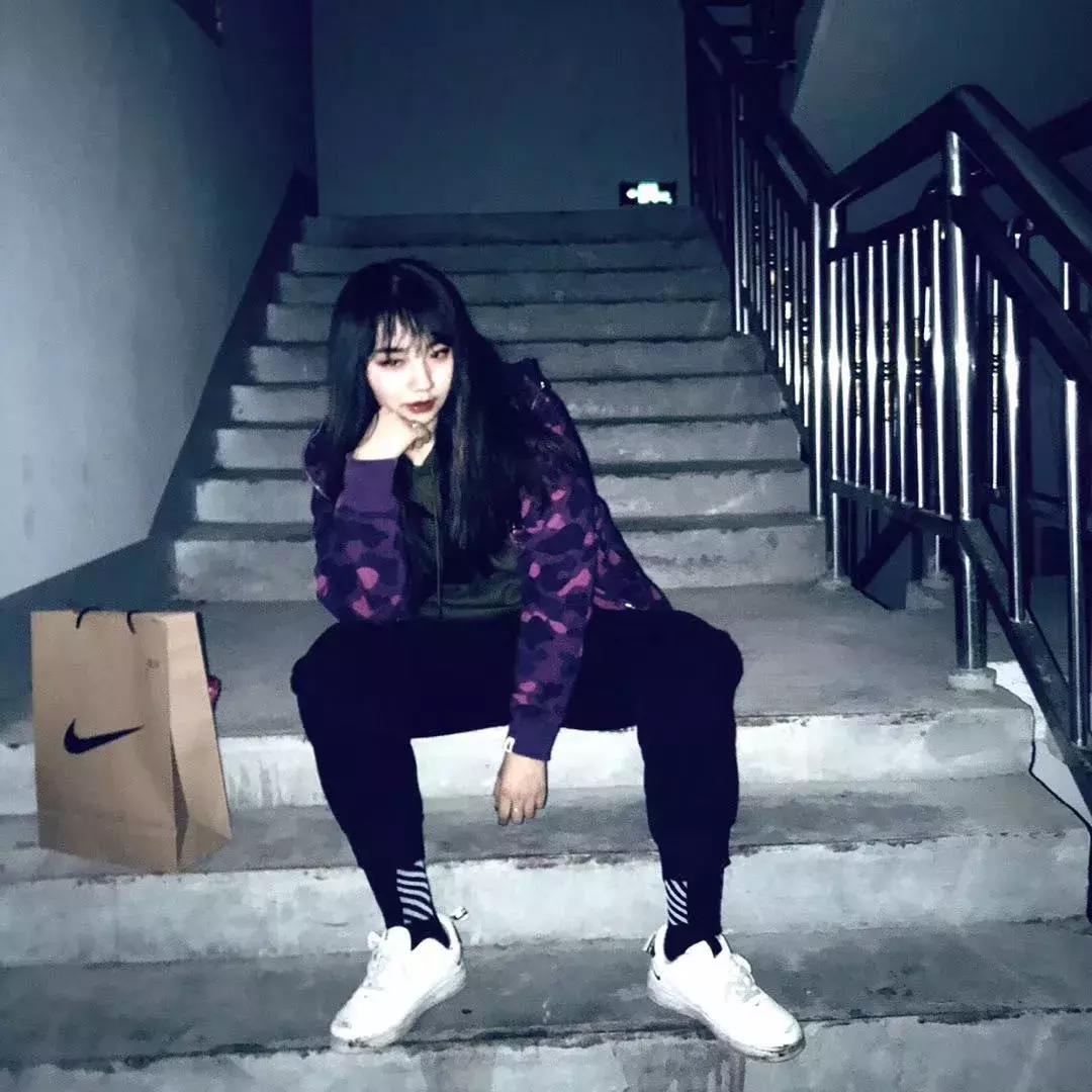 比黑丝妞还让人无法抵抗的,是这些穿球鞋的漂亮妹妹...