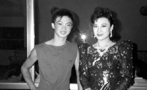 37针不打麻药，翻开皮肉剔除毛囊，做变性手术的金星曾有多痛苦？