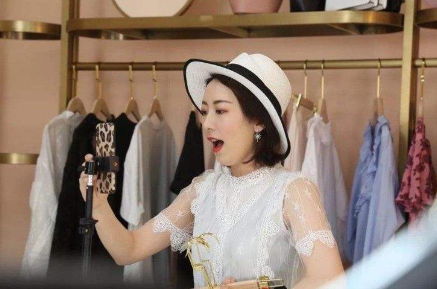 宝妈在家直播带货赚了200万,90后辣妈直播