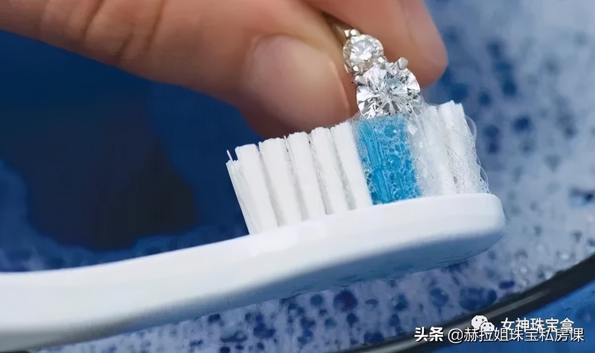 钻石为啥越戴越黄？