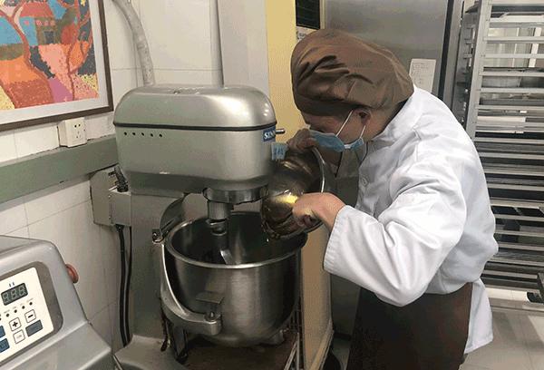 用3年时间，学会普通人3天能学会的工作！南京爱德面包坊，只为让“喜憨儿”活出尊严