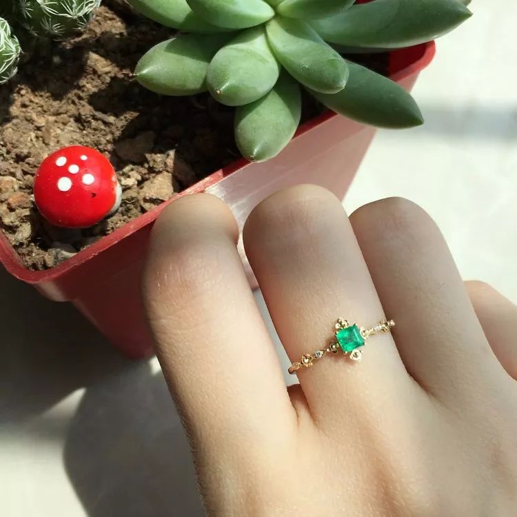 戒指应该戴在哪根手指上比较好,如何挑选合适的戒指款式