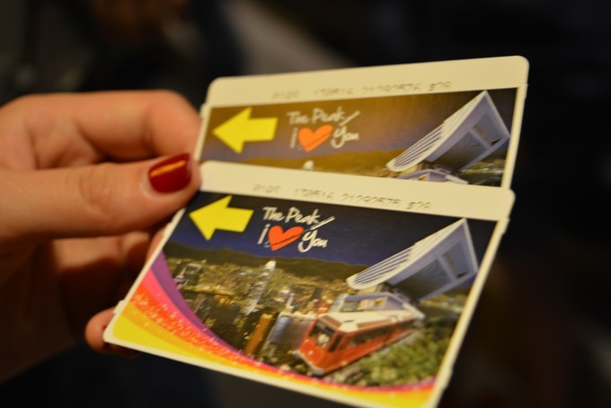 世界将我包围下一句,世界将我包围演唱