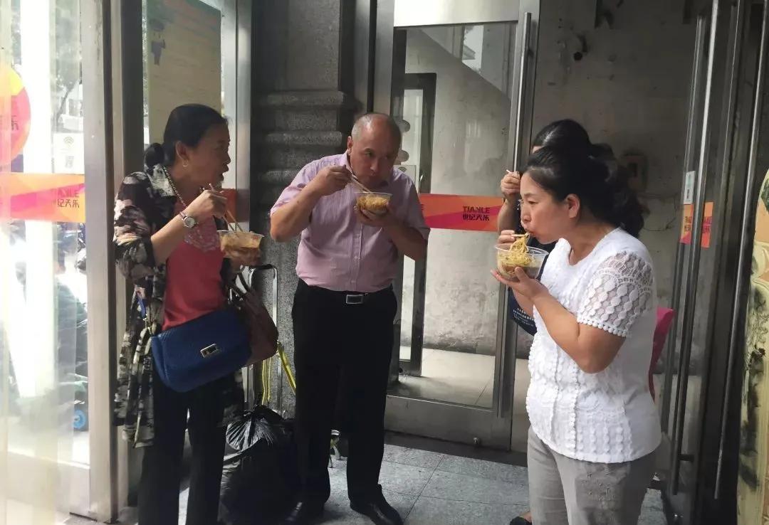 街头卖凉皮创业,90后卖凉皮创业女孩
