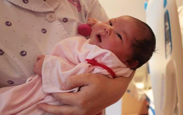 产妇可以自己抱婴儿出院吗,在医院生的孩子出院谁抱合适