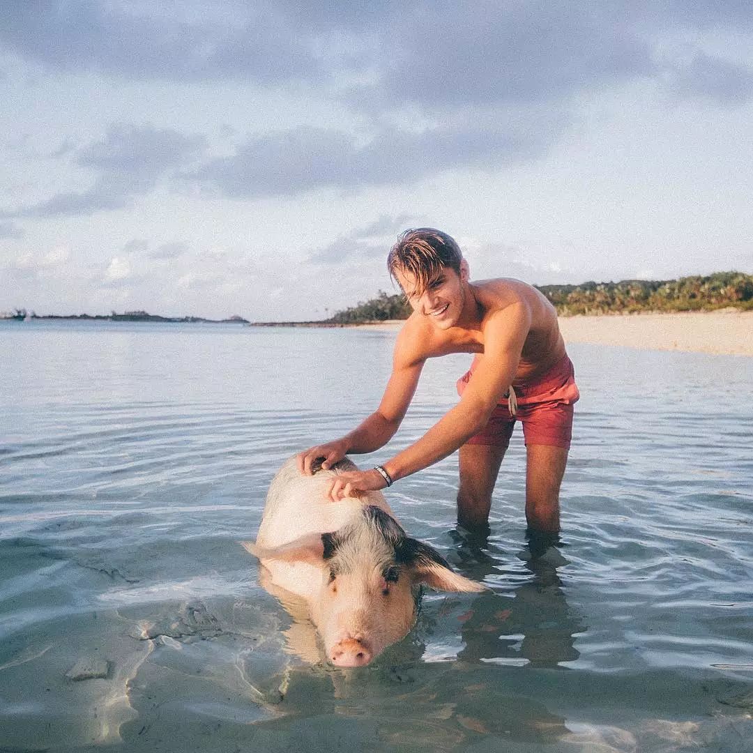 被嘲笑路人长相的搞笑网红TwanKuyper，成为Versace男模