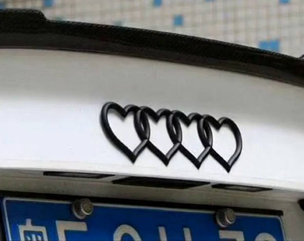 奥迪车标改成黑颜,奥迪车标改黑色的档次高吗