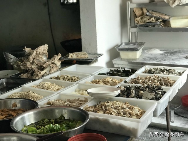 街边小摊吃炒面,附近美食套餐牛肉板面