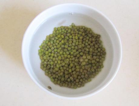 煮绿豆汤怎样不会溢锅,煮绿豆汤用铁锅怎么能不红