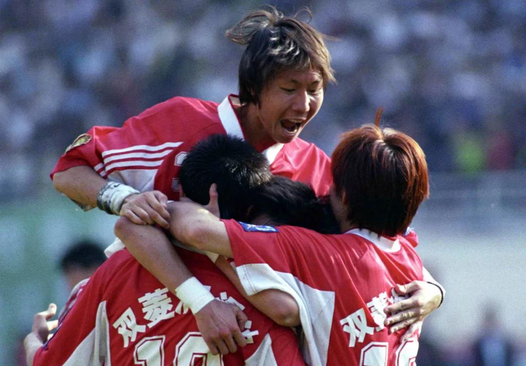 辽足宣布解散视频,辽足解散现场