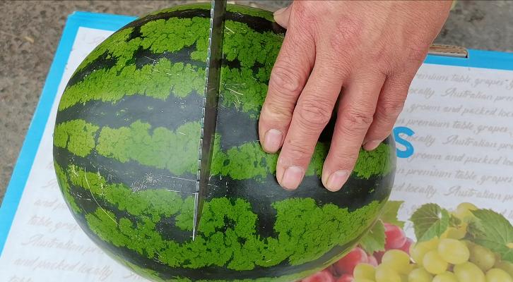 卖瓜快速切西瓜的方法,怎么切西瓜才能让瓜皮保存完整