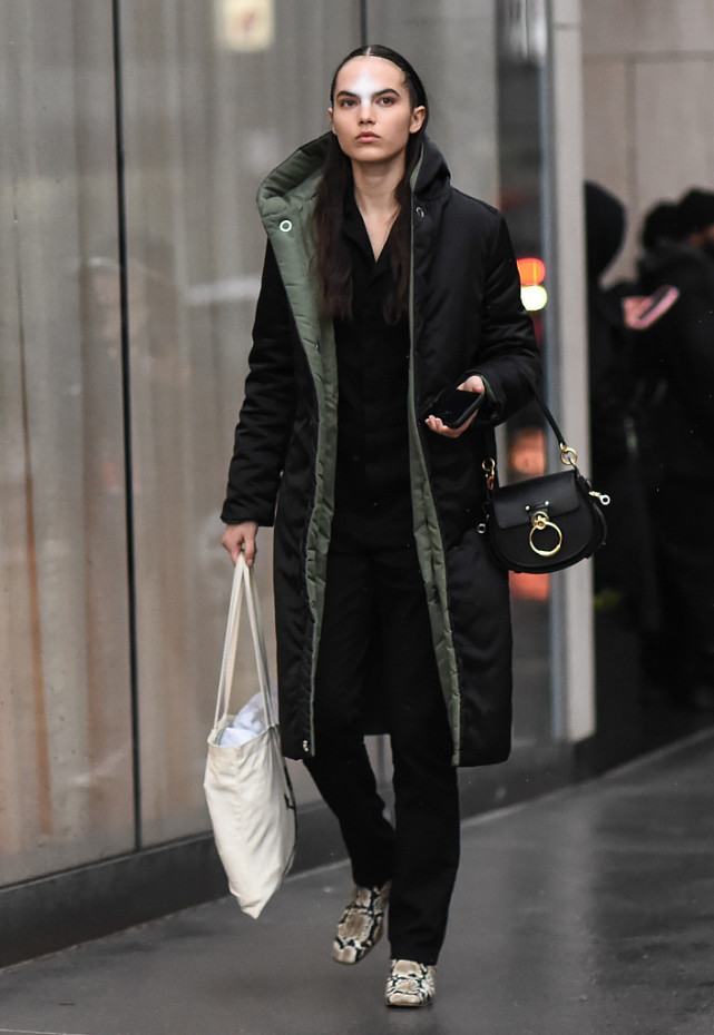 冬天不用穿太花,简单的黑色棉服,随便搭配都很帅气酷炫