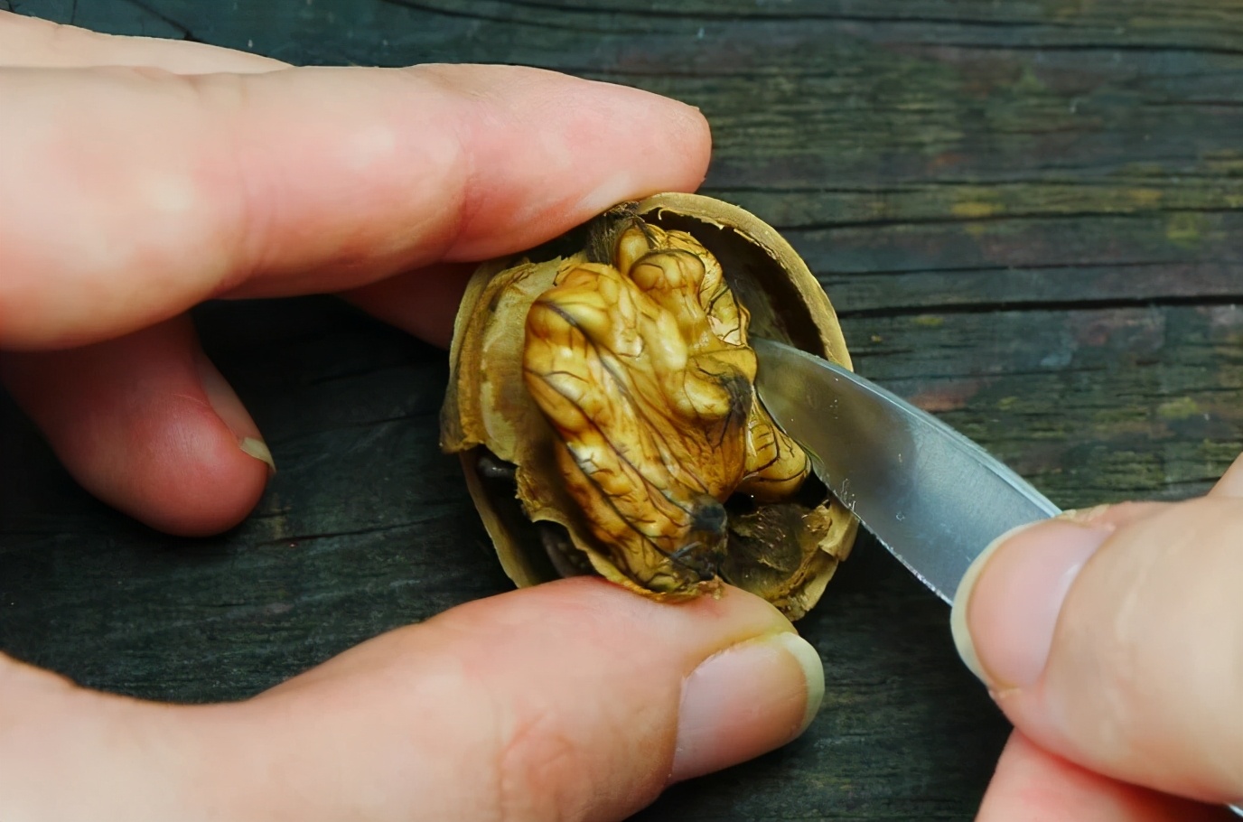 核桃打开壳很厚怎么吃,核桃有壳的好还是无壳的好吃