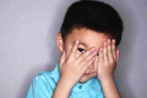 夫妻同房时，不小心被孩子看到，这对父母这样化解，值得借鉴