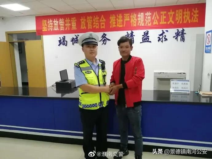 砸窗救人的身影,一群人在暴雨中敲车窗救人