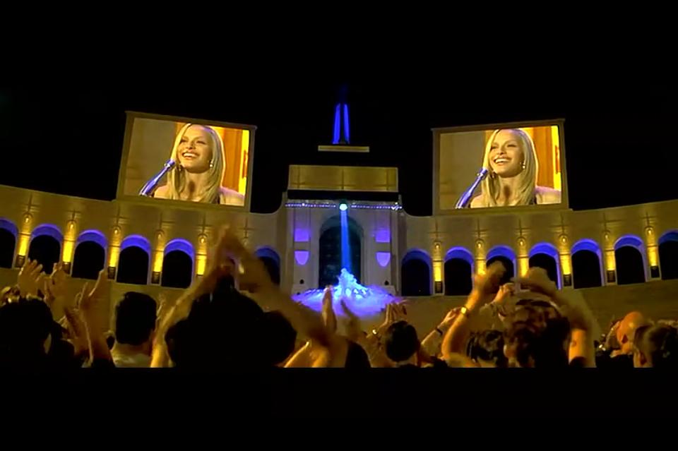 致命性感,“人造美女”被亿万人追捧,但竟无人发现她是假人!