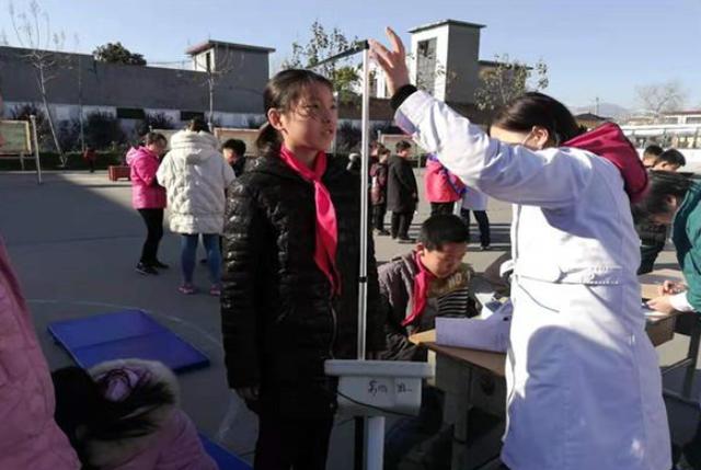 青少年吃什么药可以促进身高发育,10岁女孩身高156厘米体重50公斤