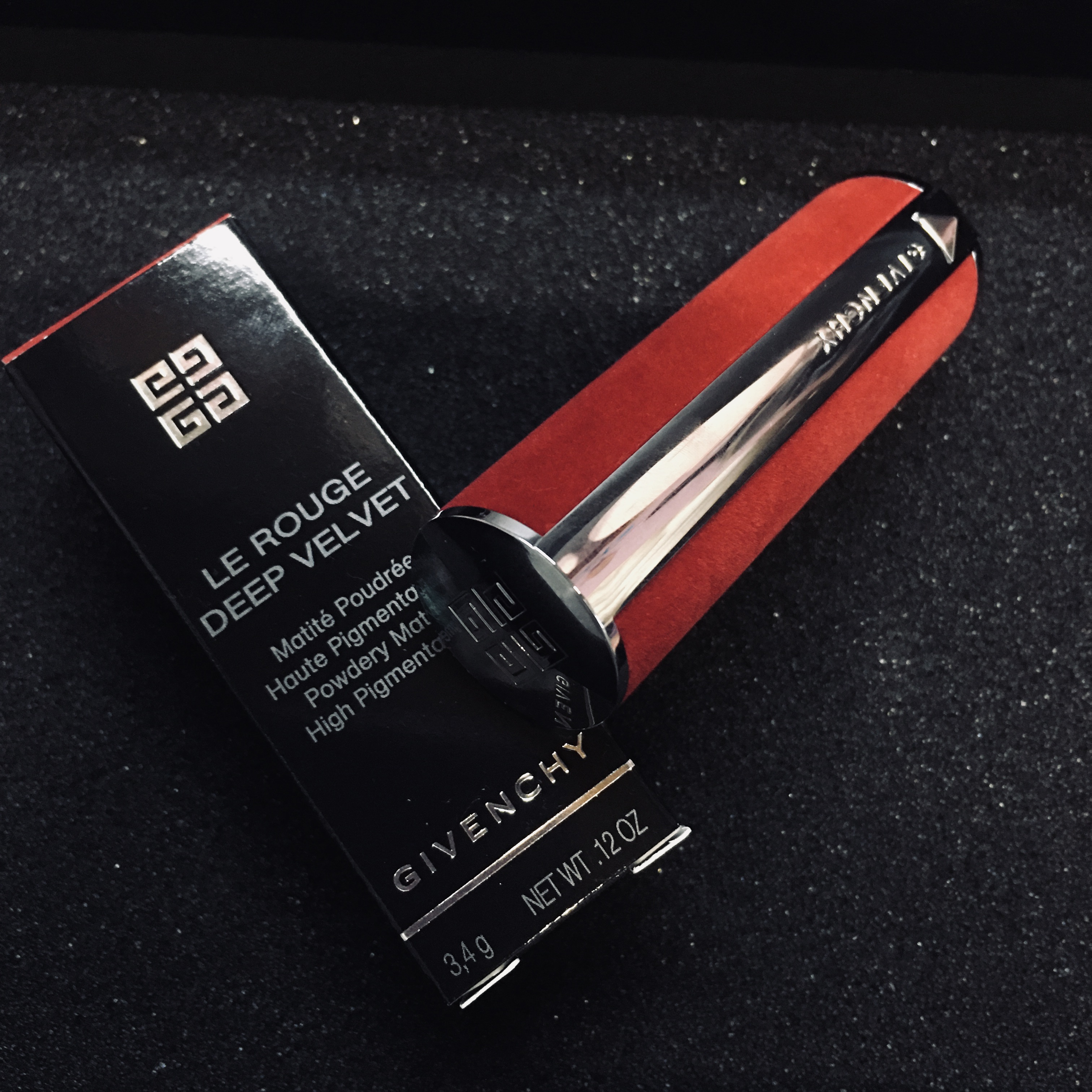 纪梵希红丝绒断货色号,又a又飒轻奢女装