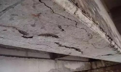 混凝土地面开裂什么原因,混凝土房顶开裂的原因和处理方案