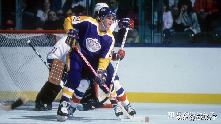 斯台普斯球馆雕像,斯台普斯中心门前的雕像