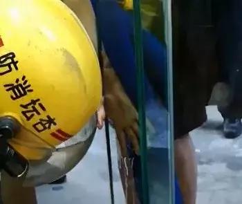 顺德一女童手指被玻璃门紧紧夹住,又红又肿…这些隐藏危险,爸妈必看