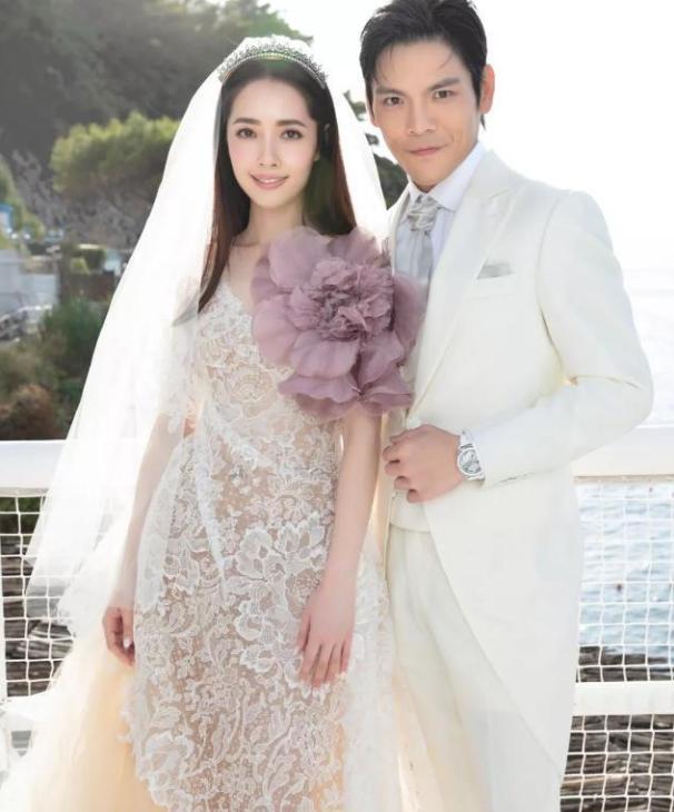 “婚纱女王”王微微近照曝光,年过七旬保养得当,身材纤细似少女