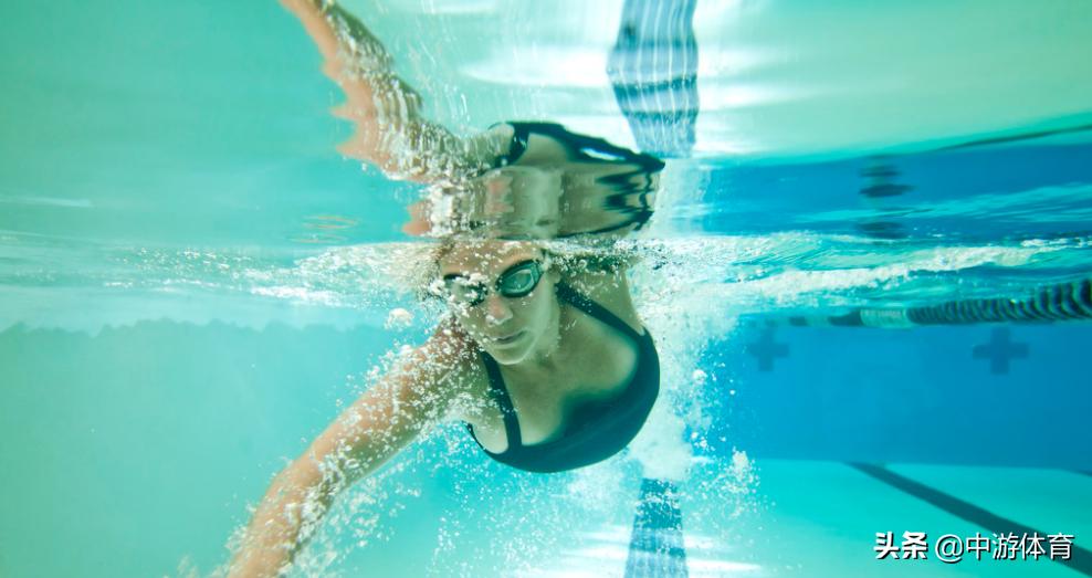 自由泳换气怎么让身体重心前移,游自由泳换气的方法和技巧