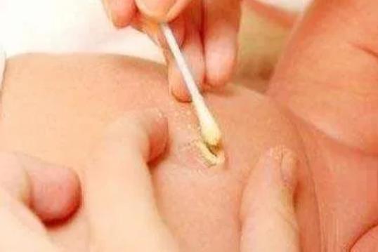 新生儿洗澡身上擦什么,夏天宝宝用什么洗澡可以去除痱子