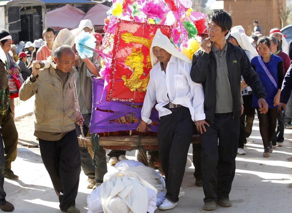 农村葬礼习俗多，起棺之前由至亲摔盆，越碎越好，没摔碎可咋办？