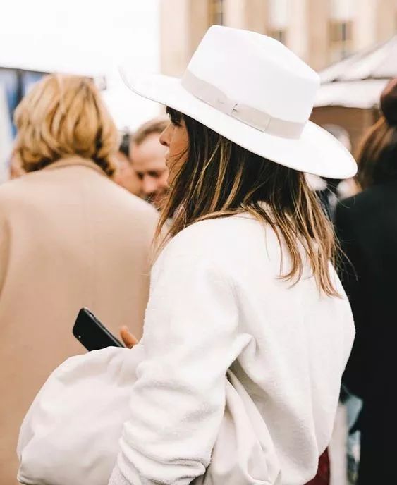 今年流行什么款式的女士大包 (今年流行的超级大包)