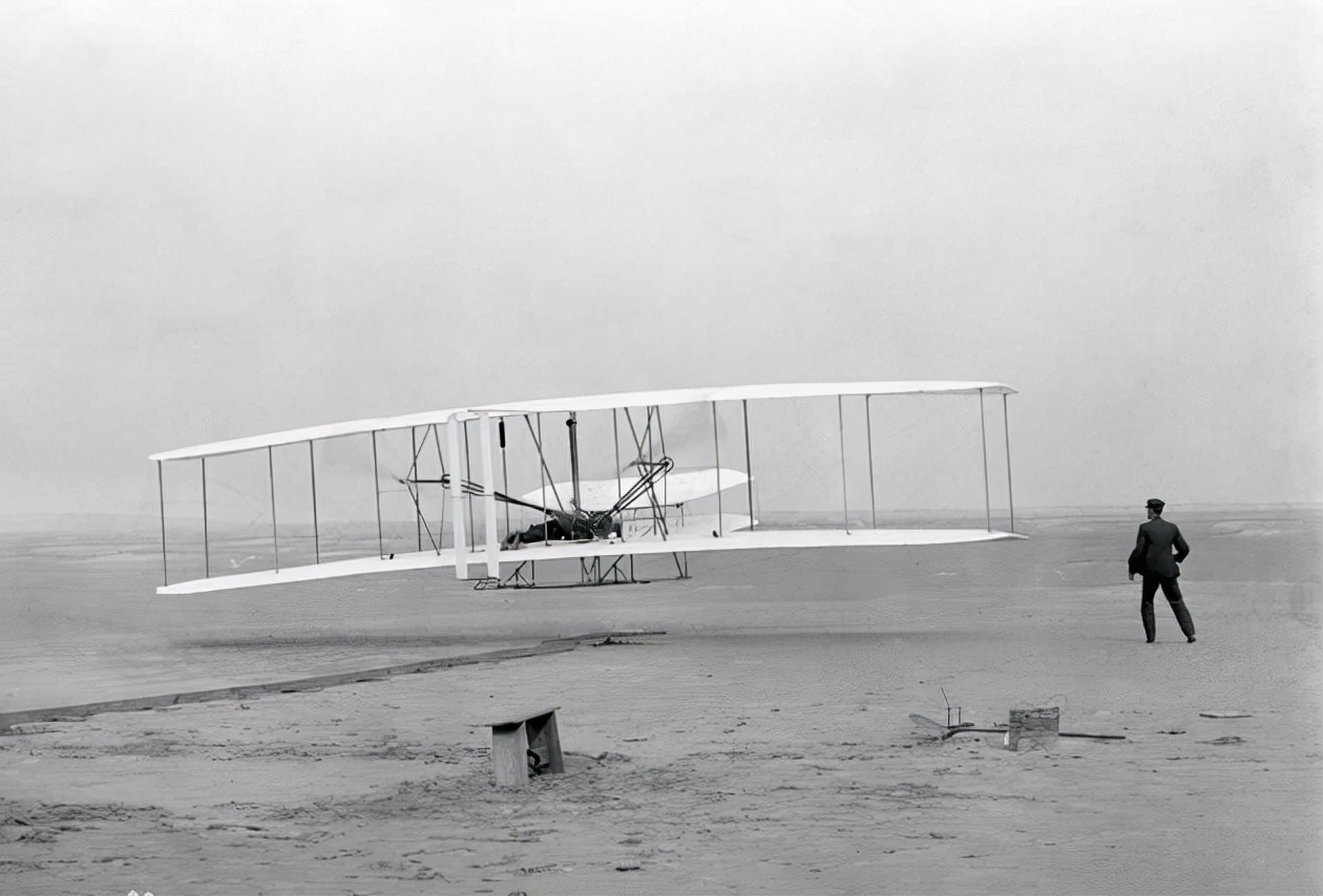 飞机在8000米高空解体，所有人直线下坠，却有人奇迹生还