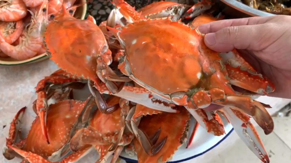爱吃螃蟹不会剥,螃蟹怎么挑肥的蟹膏多的