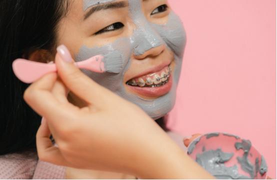 想戴牙套但没钱,家里没钱可我需要配眼镜怎么办