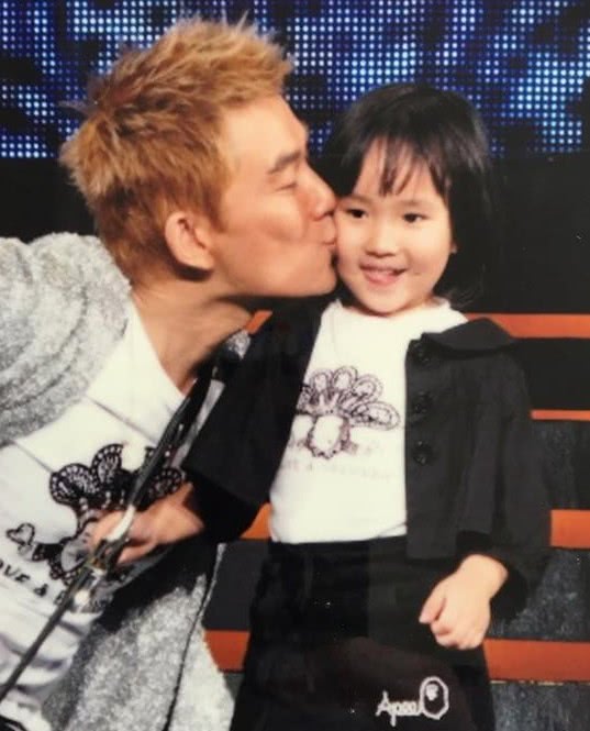 终于见到小齐哥秀恩爱了,带老婆参加活动,网友:自然脸好真实