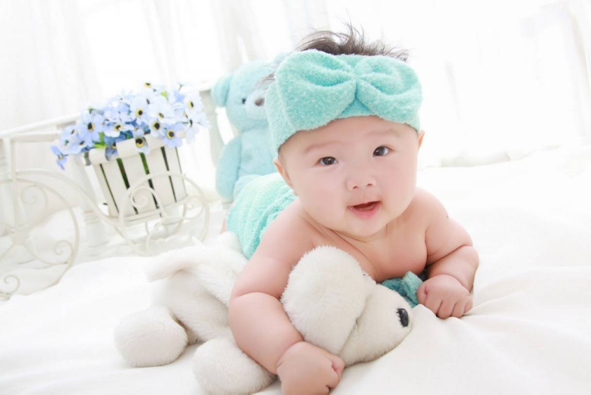 孩子呕吐如何安慰家长,小孩呕吐的原因及解决方法