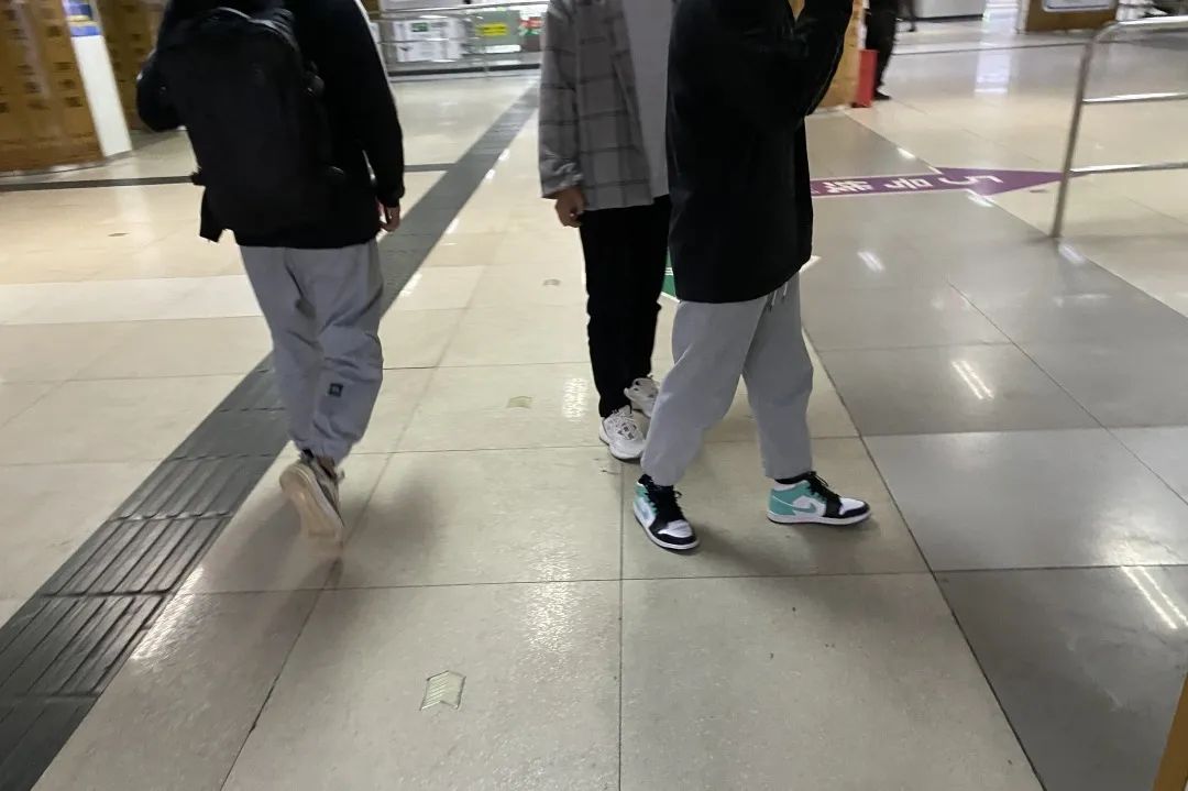 每个人的衣橱里都有一条灰色卫裤,每个人是不是都有一条灰色卫裤