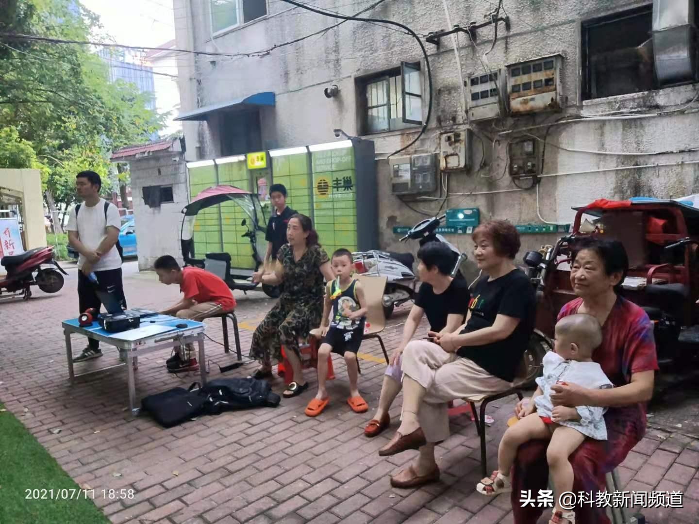 洪岗社区联袂九盟教育,红色经典电影走进万家