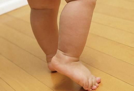 孩子不爱穿鞋子的原因,小孩不爱穿鞋子是怎么回事