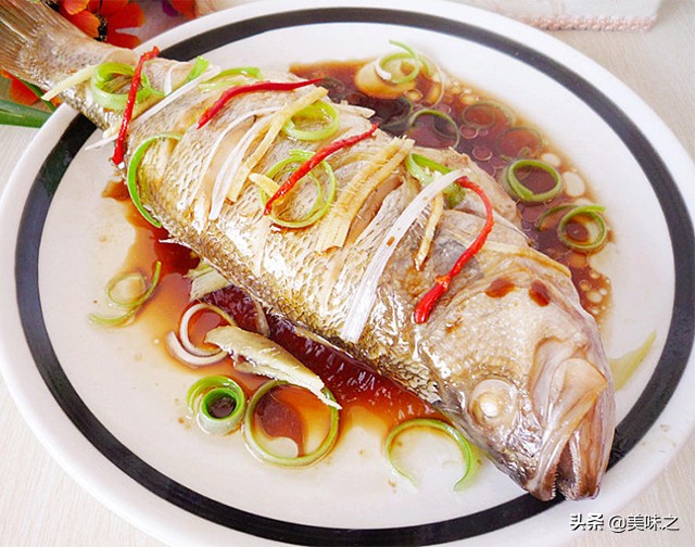 鲈鱼最好吃的做法清蒸鲈鱼,清蒸鲈鱼的做法简单易学味道鲜美