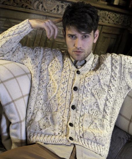 王一博肖战的日常穿搭你更pick谁,王一博穿牛仔上衣与肖战同框视频