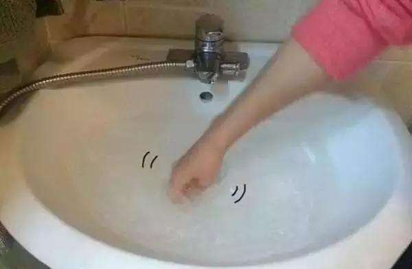 一招教你搞定洗手盆、马桶变黄