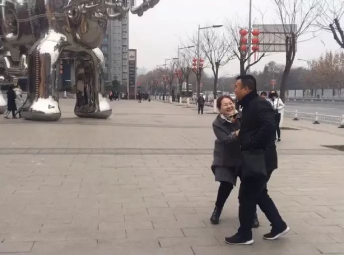 父母秀恩爱对子女的好处,父母特别秀恩爱的方式