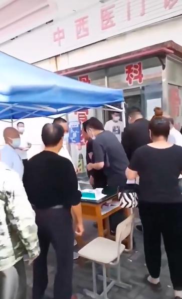 89岁杨少华疑身体不佳，现身骨科医院显消瘦，多人随行走路需搀扶