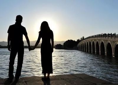 爱情和婚姻不是生活必须的,爱情可以脱离物质吗